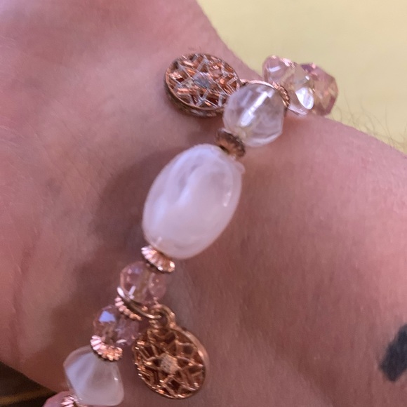 Beautiful stretch bracelet with gold coloured accents and pink and white beads - Picture 3 of 5